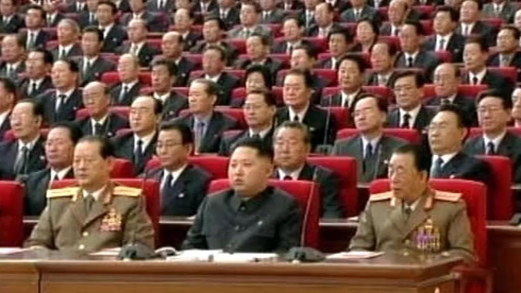 Kim Čong-un (uprostřed)