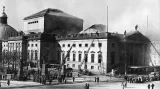 Hašení berlínské opery po britském bombardování v roce 1941