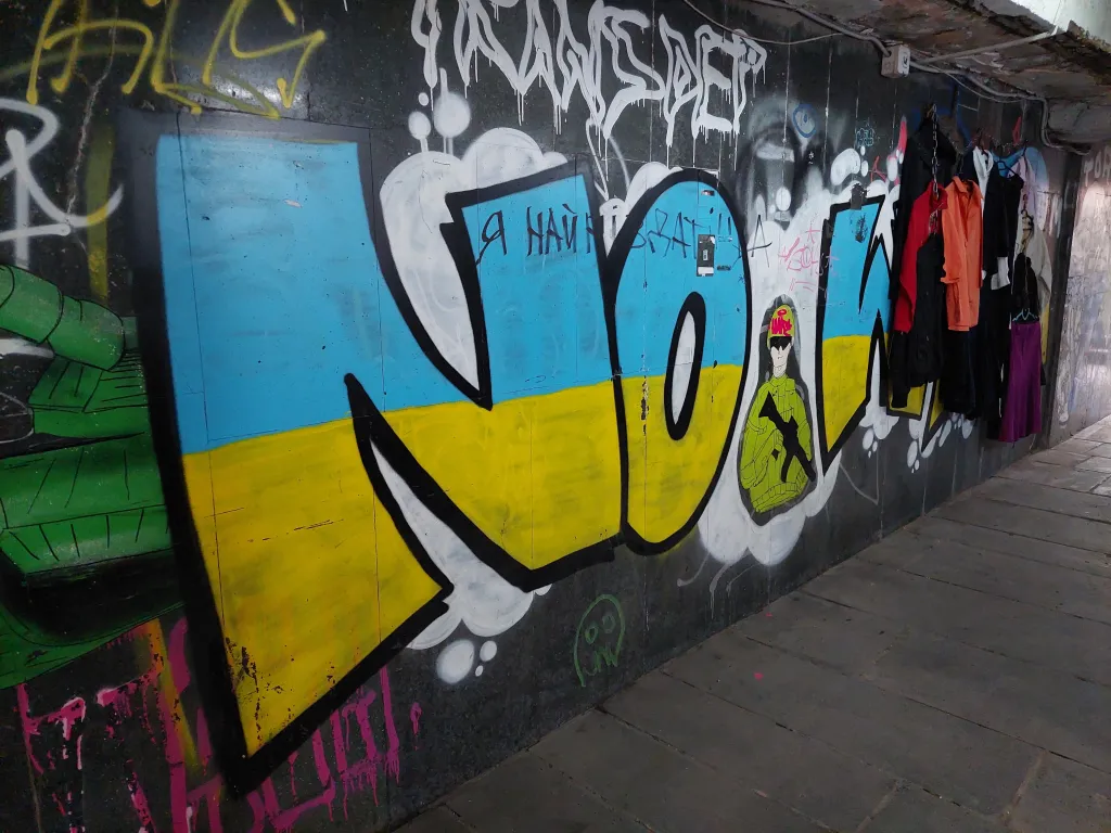 „Ne válce“ v ukrajinských barvách (část zakryta prodejcem oblečení)