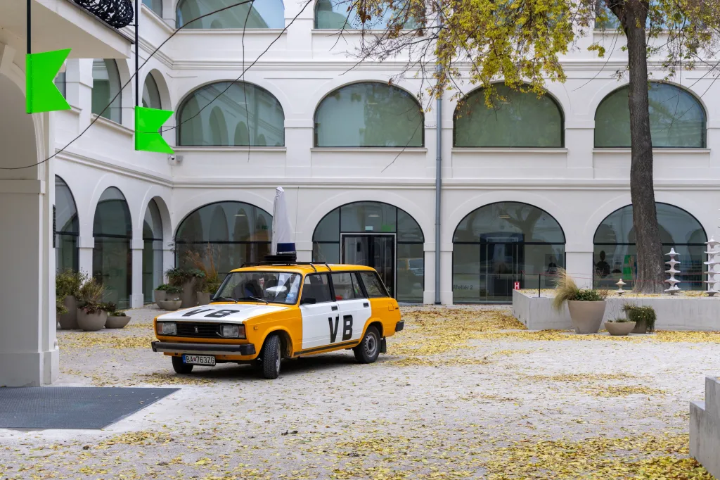 Tematická kompozice Slobodnej národnej galérie k výročí 17. listopadu 1989 v rámci série Svoboda trvá. Cenzura, propaganda a umění. V den výročí každou hodinu zazněla siréna policejního vozu před vchodem do galerie. Zadní sedadlo bylo zaplněno zabalenými „obrazy“