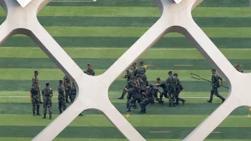 Čínská armáda pořádá vojenské cvičení u Hongkongu