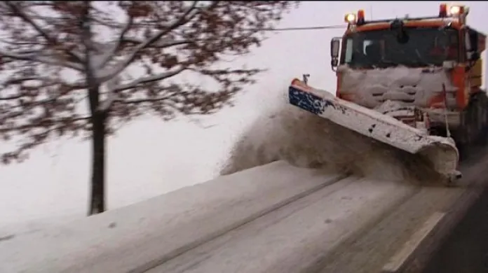 Sníh zablokuje harrachovský přechod do rána, na D5 se převrhl kamion