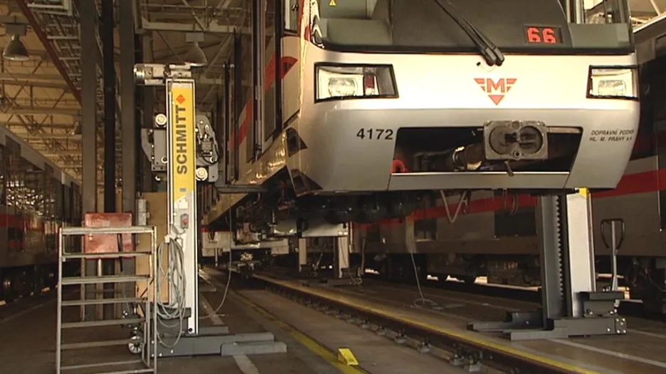 Dopravní podnik svařuje popraskané podvozky metra