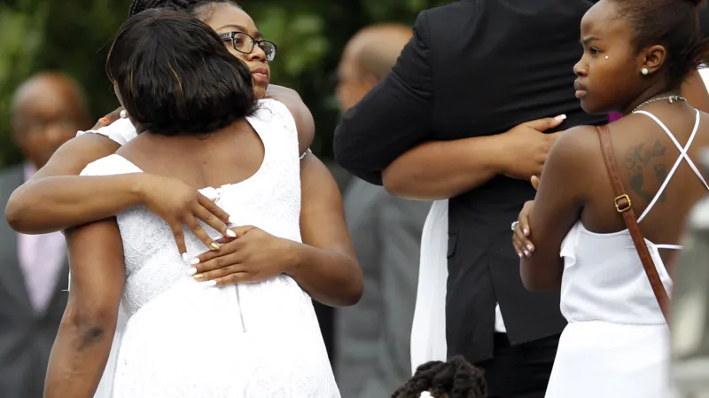 Smuteční hosté na pohřbu Sandry Blandové