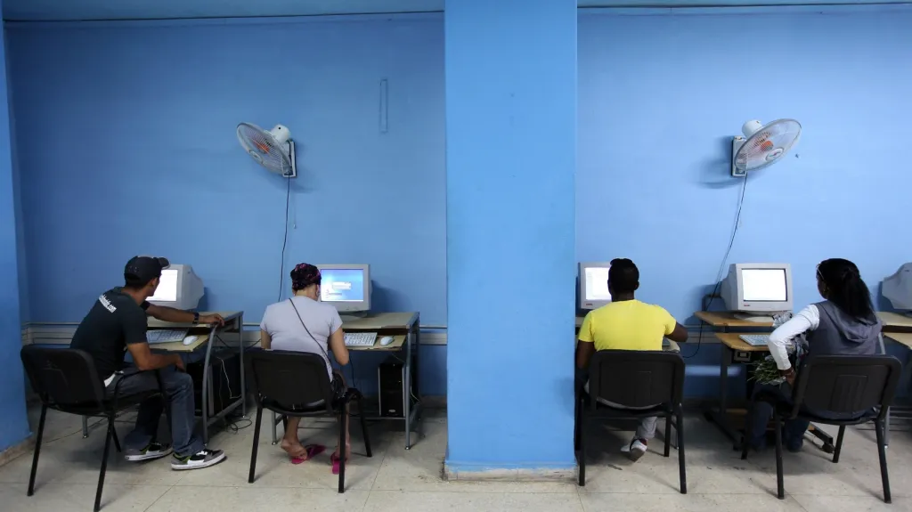 Internetová kavárna v Havaně