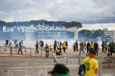 Přívrženci brazilského exprezidenta Bolsonara načas pronikli do Kongresu a dalších institucí