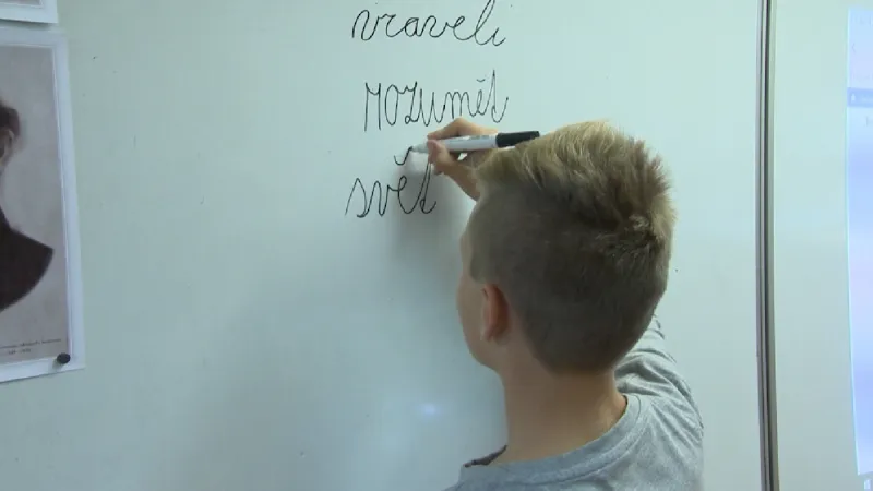 Žák píše na tabuli