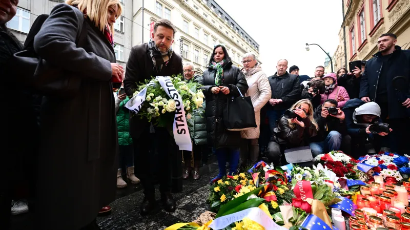 Europoslankyně Danuše Nerudová a ministr vnitra v demisi Vít Rakušan (oba STAN) pokládají květiny u památníku na Národní třídě