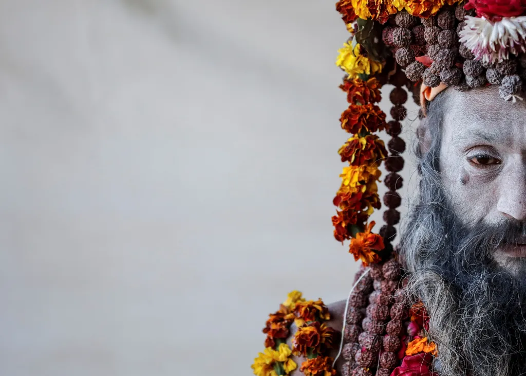 Naga Sadhu neboli hinduistický svatý muž čeká ve svém táboře na věřící během „Kumbh Mela“, džbánového festivalu v Allahabádu, Indie, 2019