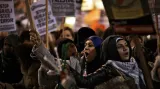 Propalestinské demonstrantky během protiizraelského protestu v Londýně
