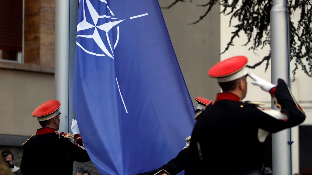 Instalace vlajky NATO před severomakedonským parlamentem