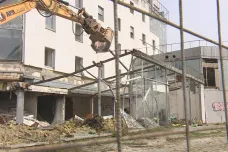 Plzeňské „skleněné peklo“ posílají bagry do zapomnění. Nahradí ho nákupní centrum a byty