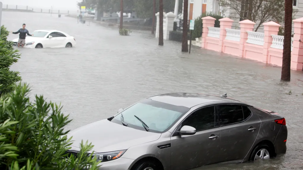 Zaplavená auta v ulicích Charlestonu v Jižní Karolíně