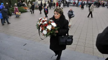 Jiřina Bohdalová přichází do strašnického krematoria