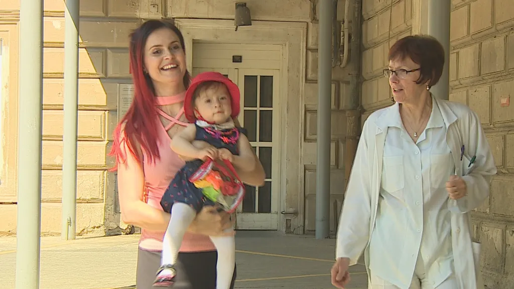 Tereza Polesová Beerová s Adriankou a lékařkou Marií Ošmerovou