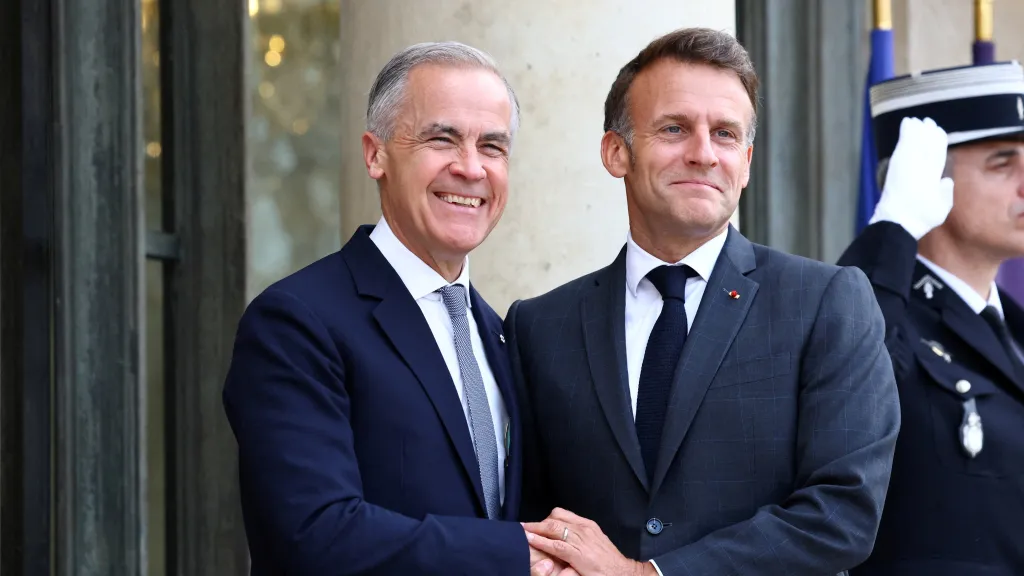 Francouzský prezident Emmanuel Macron vítá kanadského premiéra Marka Carneyho
