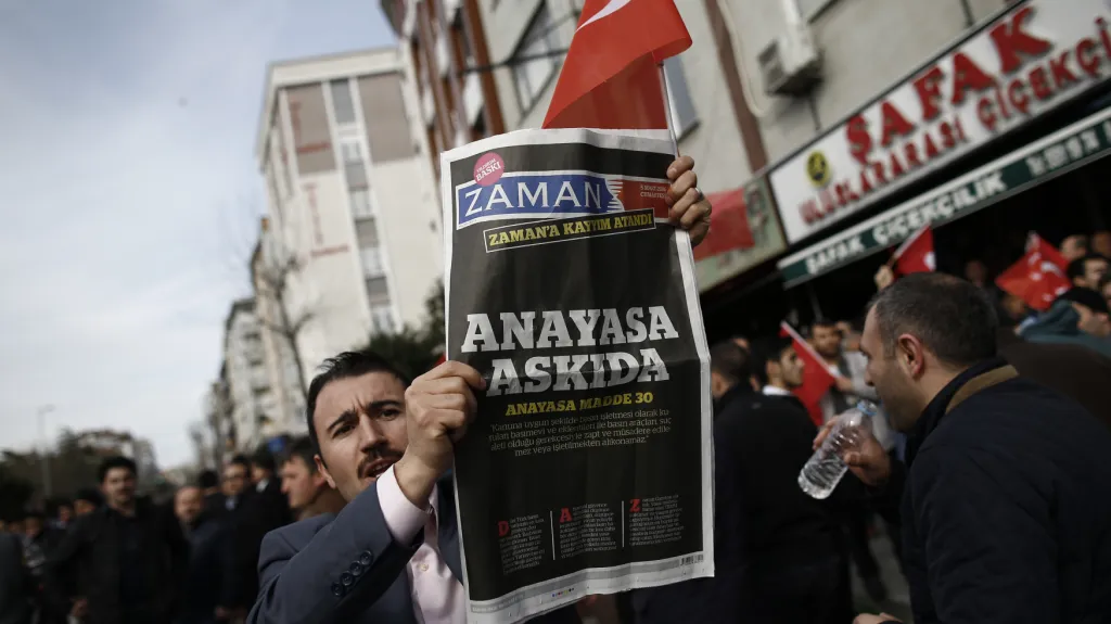 Zákazy médií zasáhly i přední list Zaman
