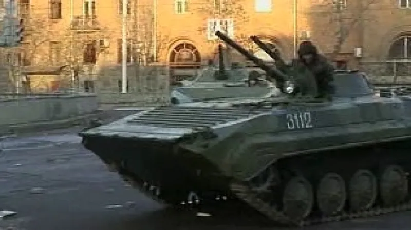 Obrněné transportéry hlídkují před klíčovými jerevanskými budovami.