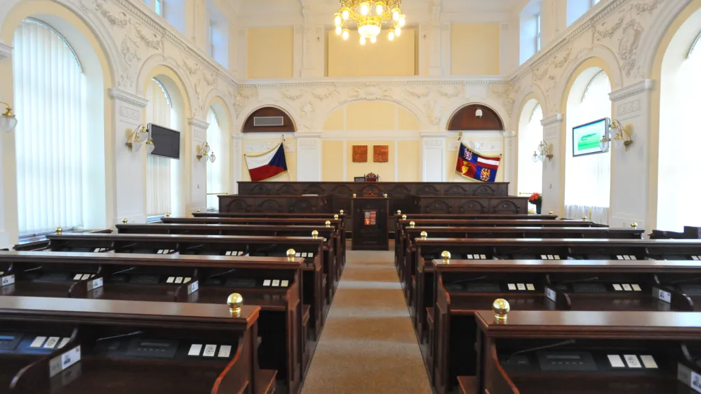 Prázdný sněmovní sál jihomoravského zastupitelstva