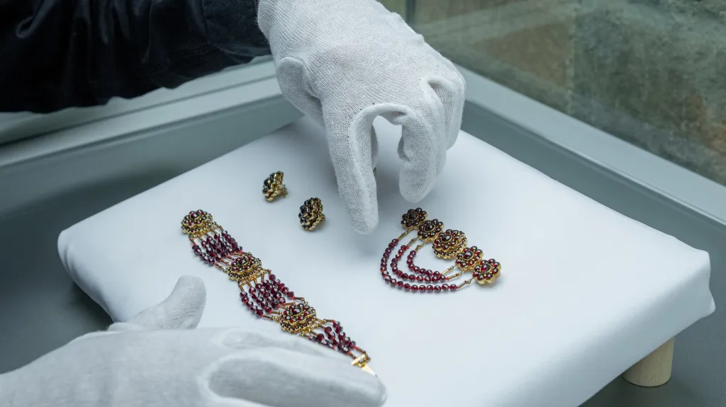 Replika granátových šperků od Jiřího Urbana pro Alžbětu II.