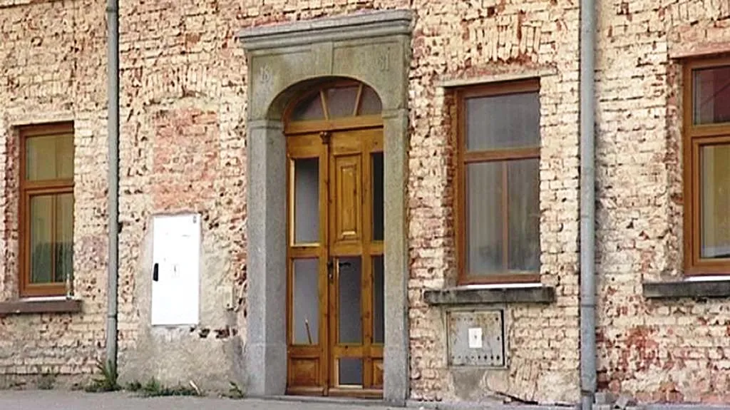 Rozbité dveře po rvačce