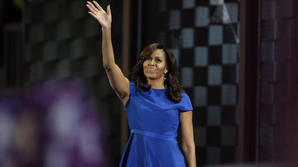 Michelle Obamová vyzdvihla Clintonovou jako pozitivní vzor pro děti
