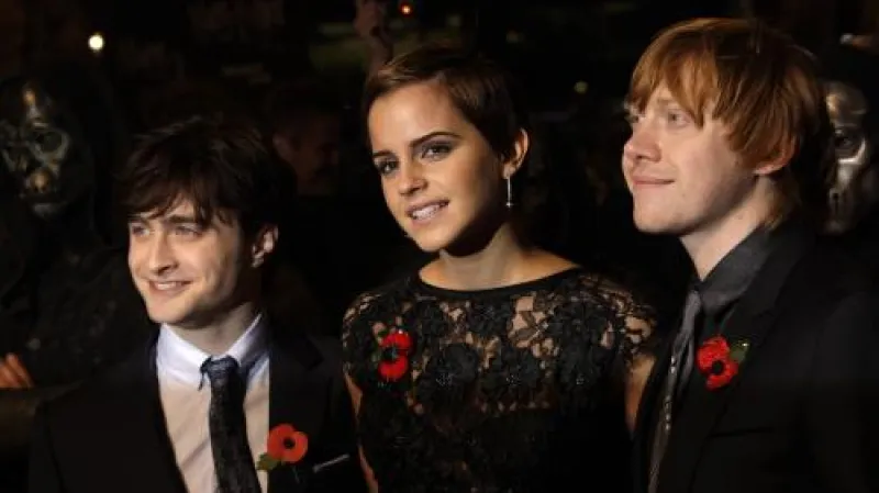 Daniel Radcliffe, Emma Watsonová a Rupert Grint  na premiéře první části filmu Harry Potter a Relikvie smrti