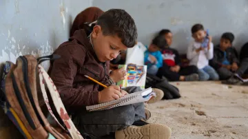 Syrské děti na okraji Idlíbu navštěvují válkou poničenou školu