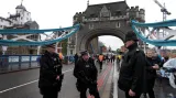 Policie střeží bezpečí na mostě Tower Bridge