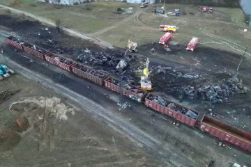 Práce po nehodě nákladního vlaku s benzenem ztěžuje déšť