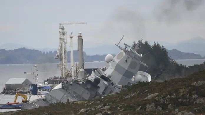 Poškozená norská fregata Helge Ingstad