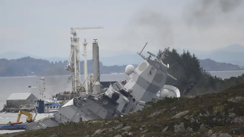 Poškozená norská fregata Helge Ingstad