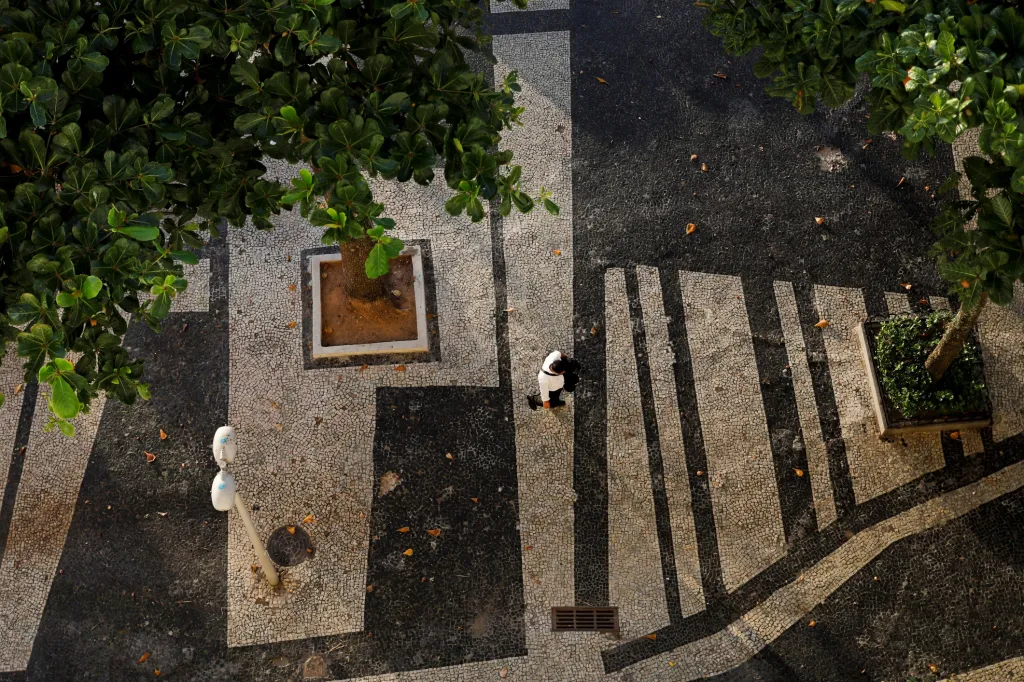 Muž přechází po chodníku v brazilské Copacabaně