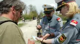 Maďarský turista dostává razítko od rakouské policie na hranicích Maďarska a Rakouska