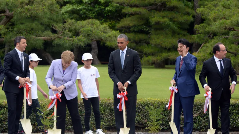 Účastníci summitu zasadili v Japonsku stromky