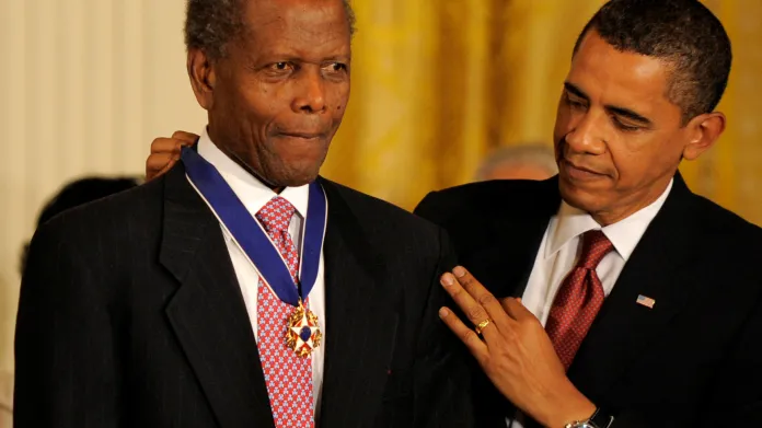 Na snímku z roku 2009 předává Poitierovi prezident Obama Medaili svobody