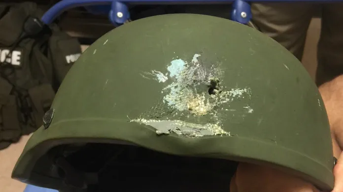 Jednomu ze zasahujících zachránila život kevlarová helma