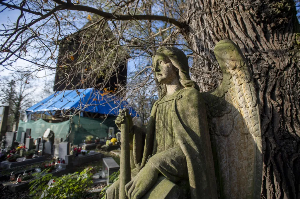 Oprava památkově chráněné dřevěné zvonice u kostela svatého Jana Křtitele ze 16. století v královéhradecké čtvrti Nový Hradec Králové