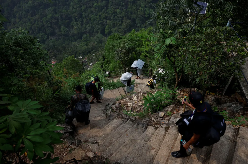 Nosiči a volební komisaři nesou papírové hlasovací zařízení (VVPAT) a elektronické hlasovací zařízení (EVM), když se před první fází voleb vydávají do vzdálené volební místnosti v okolí města Šillong v severovýchodním indickém státě Méghálaja