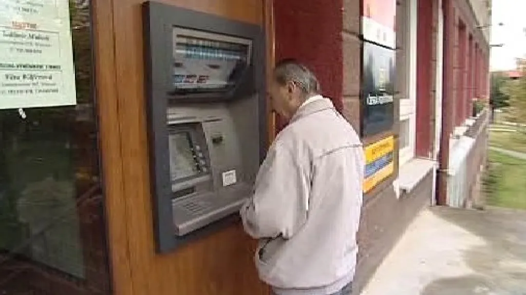 Výběr peněz z bankomatu