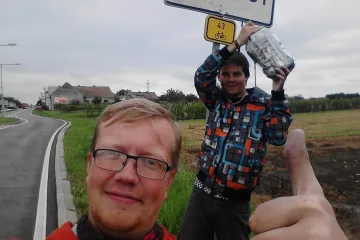 Charita na cestách. Za tři týdny získali dva vysokoškoláci 50 tisíc