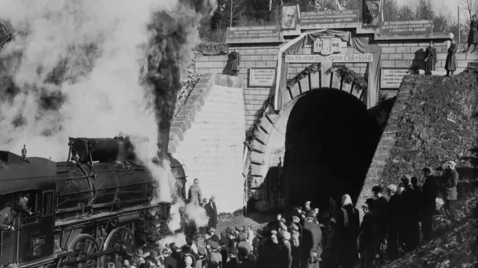 Snímek z otevření Lupkovského tunelu v roce 1946 je dynamickým svědectvím o železničním vozovém parku na Slovensku. V čele slavnostního vlaku stanula lokomotiva řady 374.0, což byla rychlíková lokomotiva maďarské konstrukce, jichž ČSD po vzniku samostatného státu převzaly 38 a zajišťovaly provoz na slovenských sklonově náročných rychlíkových tratích