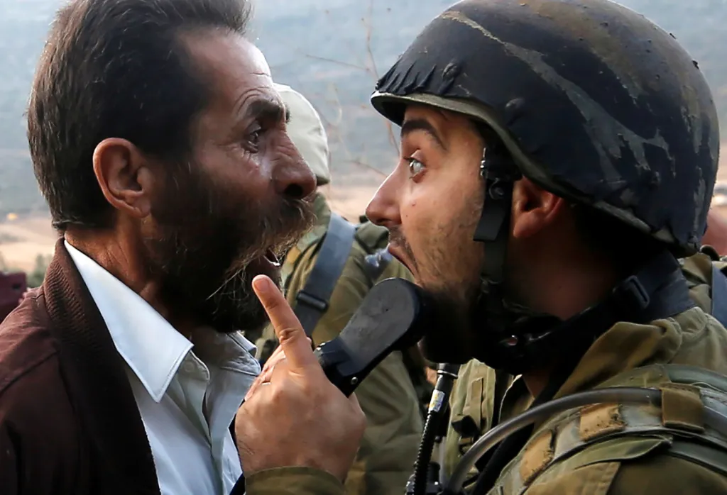 Palestinský muž v ostré hádce s izraelským vojákem během střetů kvůli izraelskému nařízení uzavřít školu ve městě Nábulus na Západním břehu