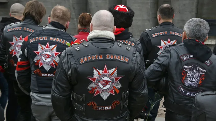Ruští motorkáři v běloruské Chatyni