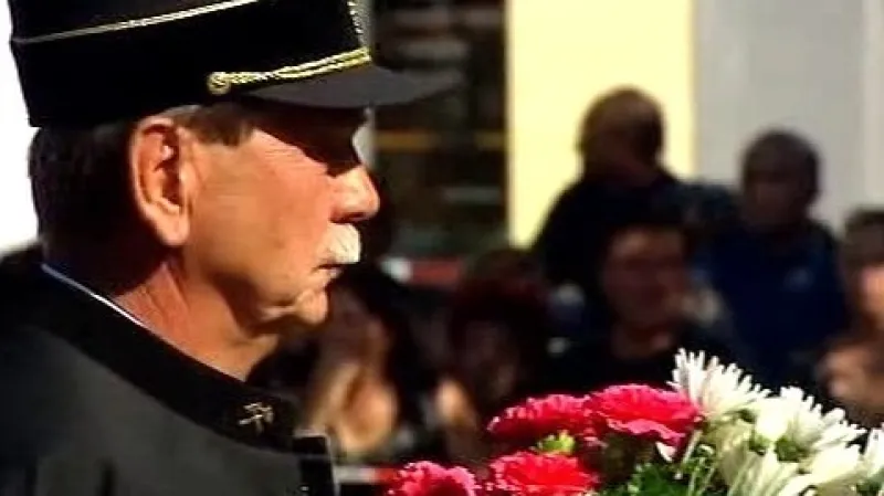 Horníci se přišli rozloučit se svými kolegy z dolu v Handlové