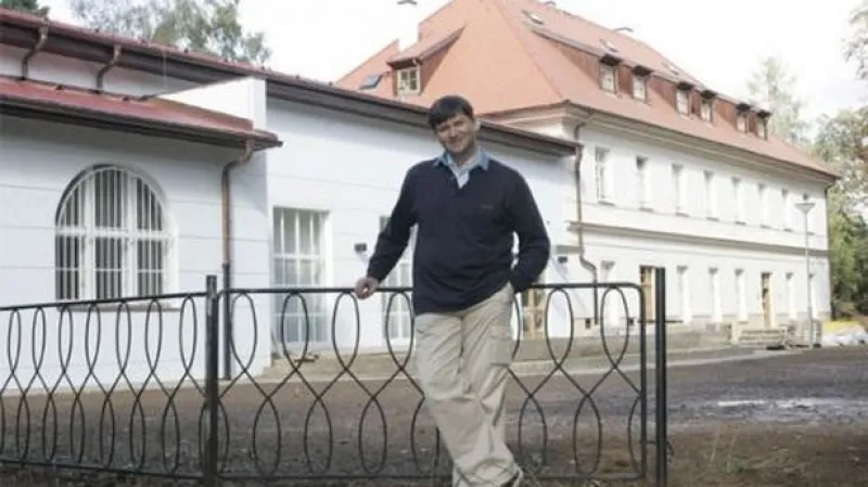 Jan Hrušínský před Divadlem Na Jezerce