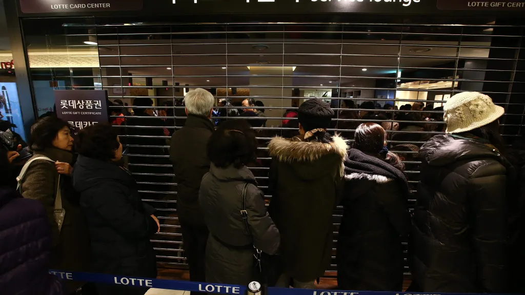 Korejci ve frontě před bankou