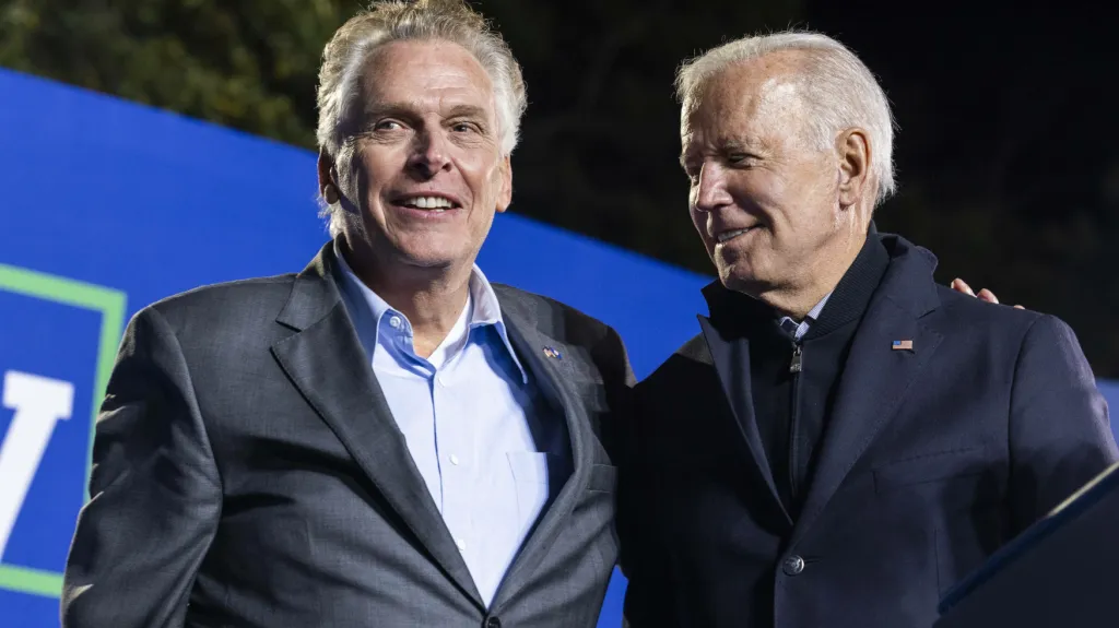 Poražený demokratický kandidát McAuliffe. Ve Virginii mu nepomohla ani podpora prezidenta Bidena
