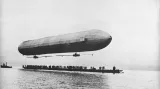 První vzducholoď hraběte Zeppelina LZ 1 z roku 1900. Historie klasických zepelínů pak trvala rovných 40 let.