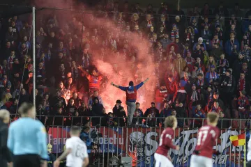 Umělá inteligence rozpozná výtržníky, používat se ale na stadionech nesmí